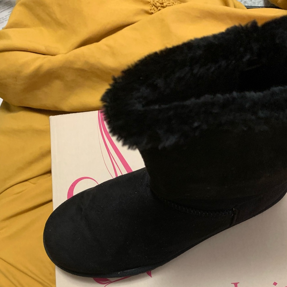 Boots - Picture 4 of 4